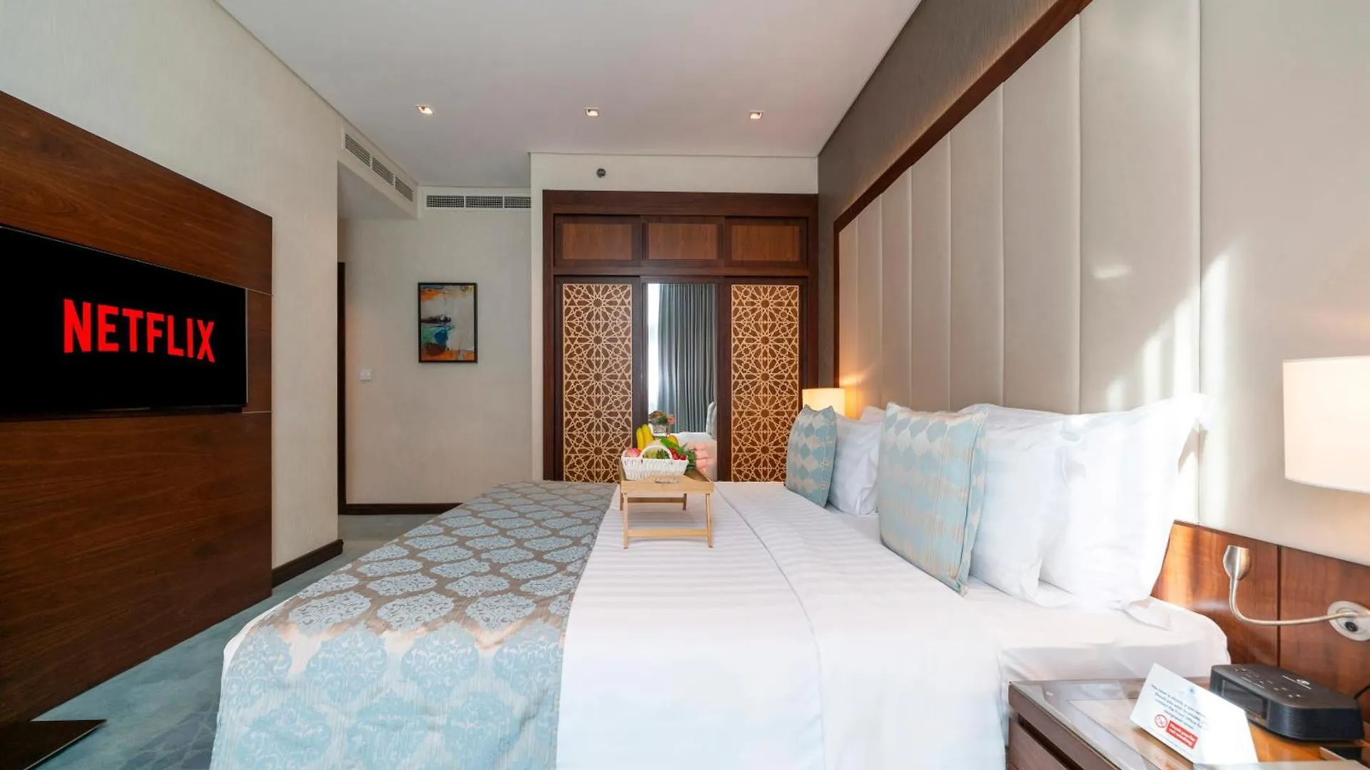 Apartment Elegant 2Br New & Canal & Burj Views & Pool & Gym Dubai